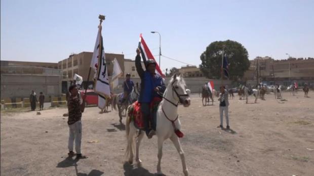 احتفاءً بالعيد السادس لثورة 21 سبتمبر .. فرسان وخيول كلية الشرطة تجوب شوارع العاصمة صنعاء لليوم الثالث على التوالي