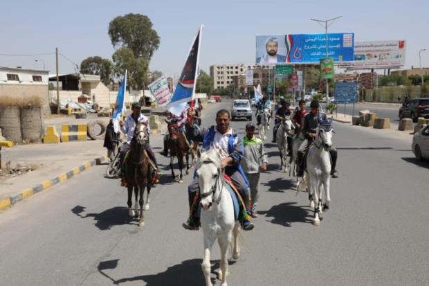 احياءً لليوم الوطني للصمود .. فرسان و خيول كلية الشرطة تجوب شوارع العاصمة صنعاء