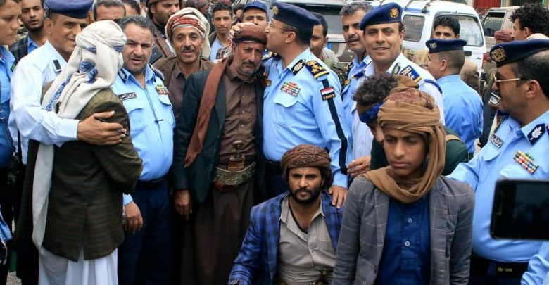 مدير عام شرطة المرور يٌقدم واجب العزاء لأسرة الشهيد المساعد أحمد نشوان