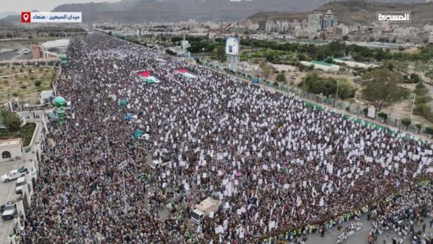 مسيرةٌ مليونية غيرُ مسبوقة تخرج في صنعاء.. الولاءُ للأقصى يتصاعدُ جماهيرياً وعسكرياً على مسار الانتصار