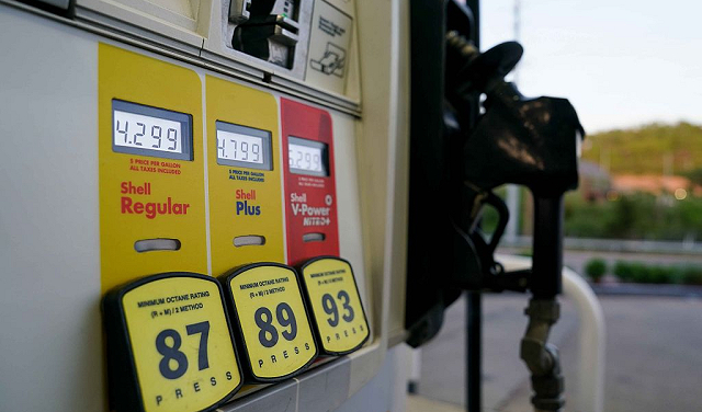 ارتفاع سعر البنزين 35 بالمئة في أمريكا منذ بدء العدوان على إيران