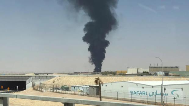 رويترز: الناس في السعودية يسلكون الطرق البرية للخروج من المملكة بعد العمليات اليمنية التي أغلقت المطارات
