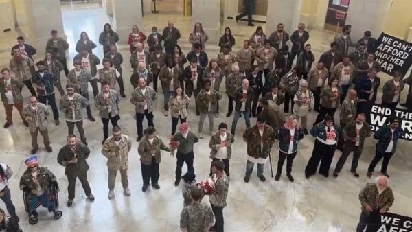 العدوان على إيران يوسع الشرخ في واشنطن.. المحاربون القدماء يتظاهرون ضد ترامب