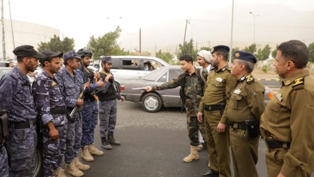 قيادات أمن أمانة العاصمة تنفذ زيارات عيدية لرجال الأمن المرابطين في النقاط والدوريات
