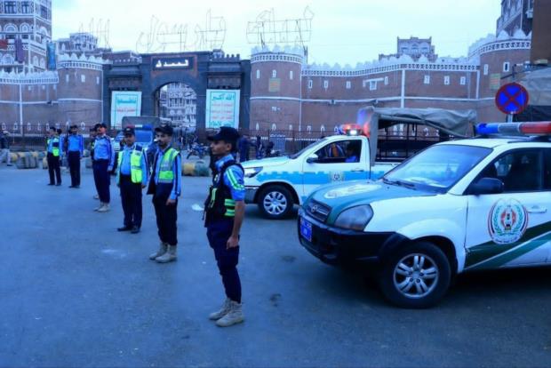 قيادات شرطة المرور تنفذ زيارات عيدية ميدانية لتعزيز الجاهزية في أمانة العاصمة والحديدة

