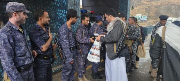 القيادات الأمنية بمحافظة إب تتفقد رجال الأمن المرابطين في النقاط الأمنية
