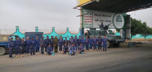 نائب قائد وحدة مكافحة التهريب بذمار يتفقّد المرابطين في النقاط الأمنية ويهنئهم بعيد الفطر
