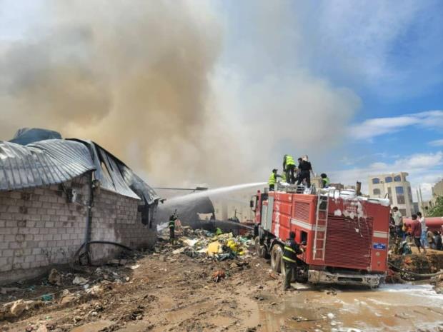 فرق الدفاع المدني تسيطر على حريق بمصنع إسفنج في مديرية السبعين بالأمانة
