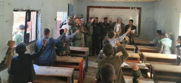 قيادات من وزارة الداخلية والسلطة المحلية بمديرية بني الحارث تتفقد سير الدورات الصيفية بحي جدر
