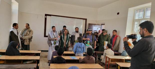 مدير أمن الضالع يتفقد المدارس الصيفية بمنطقة الظاهرة ويكرم أفراد نقطة العرفاف بدمت
