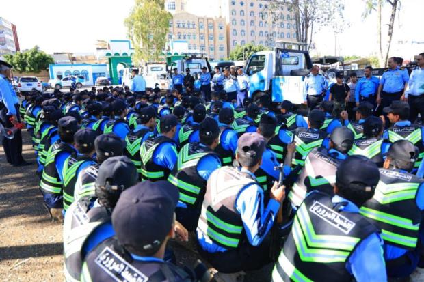 شرطة المرور تنفذ حملة لتنظيم الشوارع من مسببات الازدحام وتثبيت نظام الوقوف الطولي