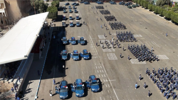 قوات النجدة بالعاصمة صنعاء تنفذ عرضاً عسكرياً في ذكرى شهيد القرآن وتدشّن العام التدريبي